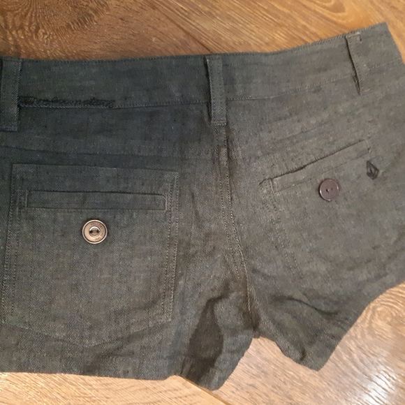 Volcom shorts size 3 - Picture 2 of 3